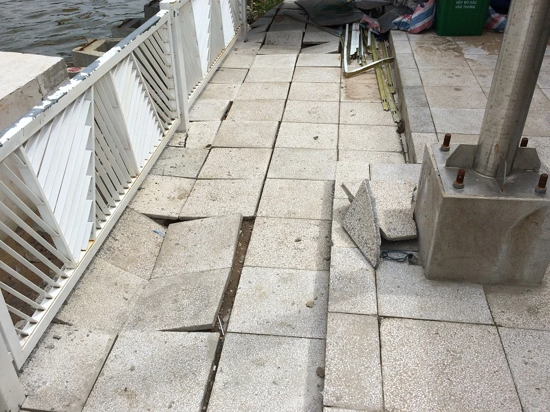 Người dân phát hiện bến buýt đường sông mới xong đã hư hại ảnh 2 Người dân phát hiện bến buýt đường sông mới xong đã hư hại ảnh 2