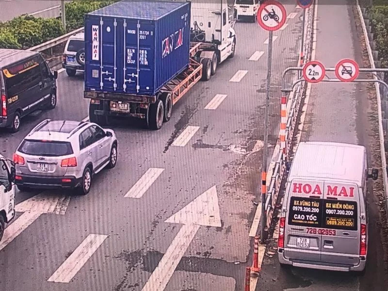 Hàng loạt ô tô tràn vào làn xe máy trên cao tốc ảnh 4 Hàng loạt ô tô tràn vào làn xe máy trên cao tốc ảnh 4