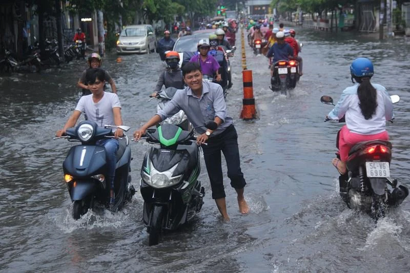 Cơn mưa đúng giờ tan tầm làm khổ người đi đường ảnh 3 Cơn mưa đúng giờ tan tầm làm khổ người đi đường ảnh 3