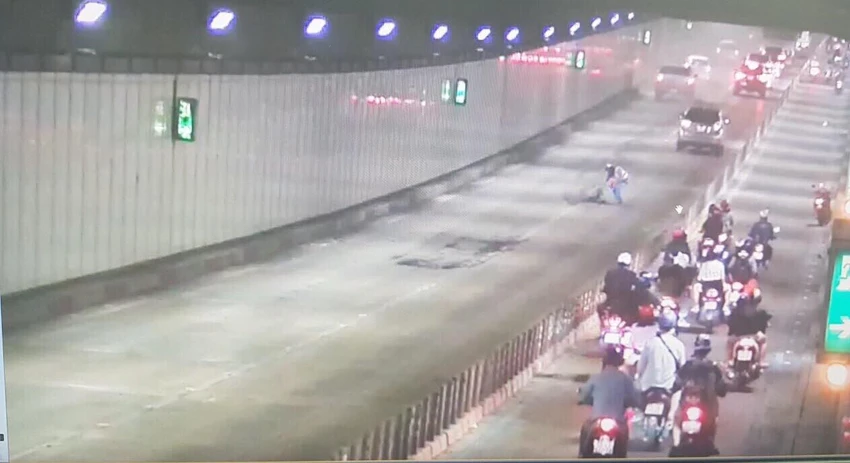 Xe tải làm rớt bao tro gây bụi mù mịt trong hầm Thủ Thiêm ảnh 2