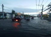 Đường Lê Văn Lương biến thành sông vì triều cường