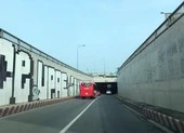 Hầm chui An Sương mới hoạt động đã bị vẽ bậy?