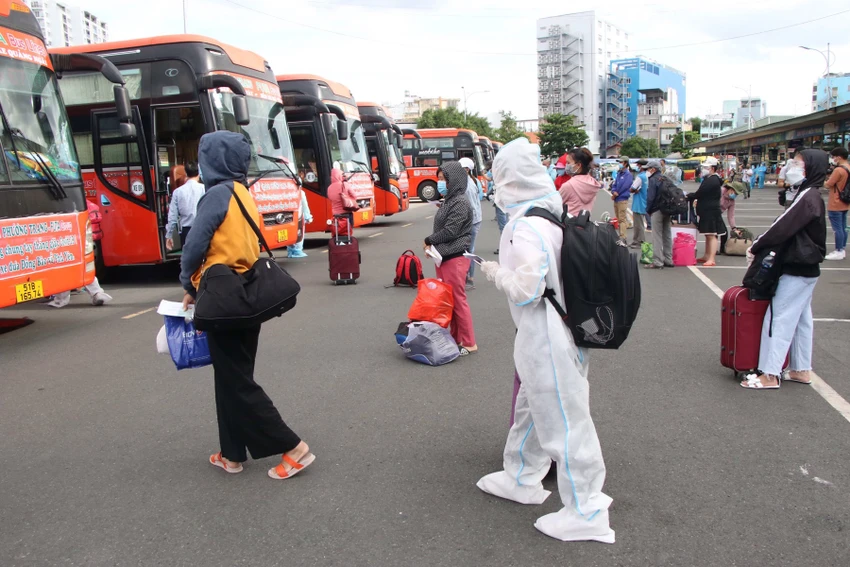 400 người dân Phú Yên ở TP.HCM được công ty Phương Trang đưa về quê ảnh 4
