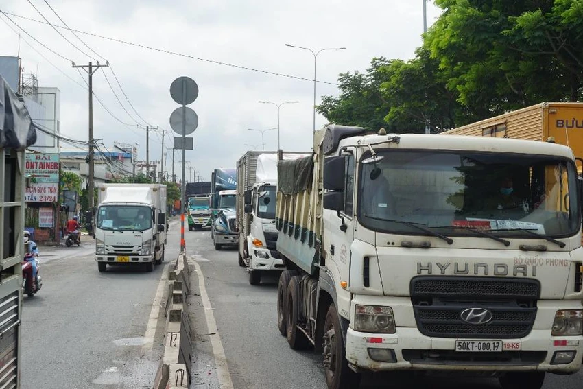 TP.HCM có ý kiến việc Bình Dương đặt giải phân cách chặn làn ô tô trên Quốc lộ 1 ảnh 1