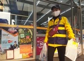 Tấp nập đi chợ hộ mua mắm, muối...trong giãn cách