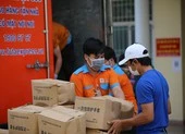 Tập đoàn Phương Trang trao tặng thiết bị y tế cho quận Bình Tân