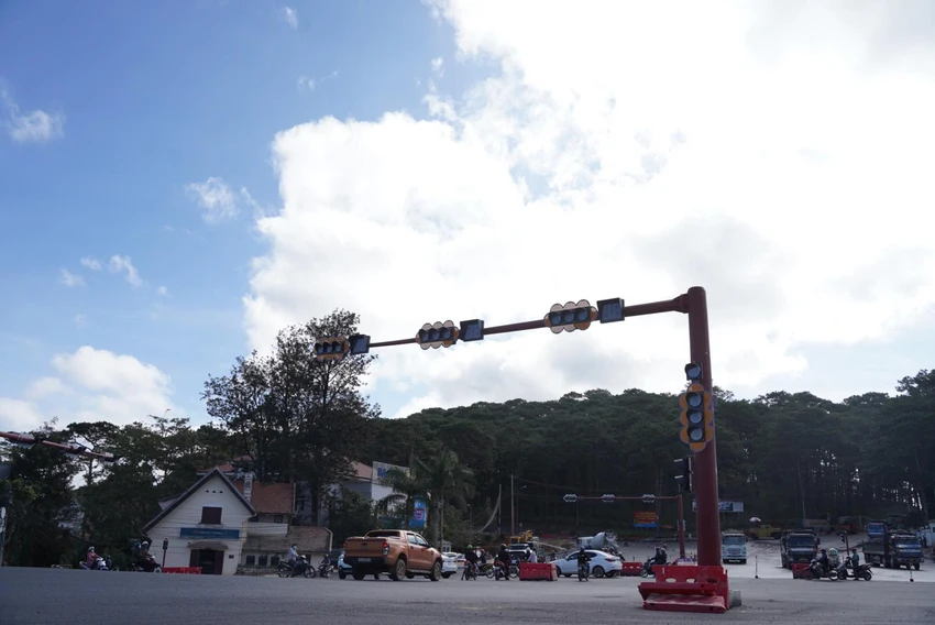 Đường phố Đà Lạt lần đầu xuất hiện đèn xanh, đèn đỏ ảnh 5