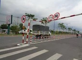 Thanh chắn biển báo cong vênh sắp gãy