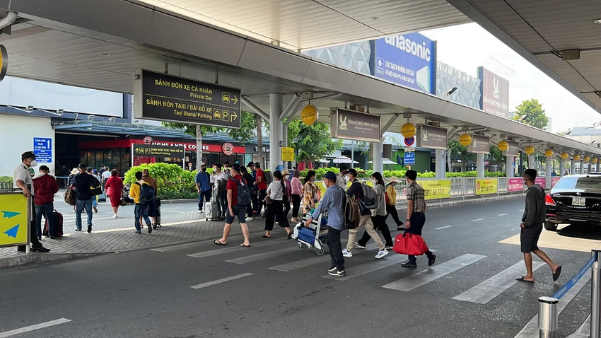 Người dân có thể đón xe buýt ở sân bay. Ảnh: ĐT Người dân có thể đón xe buýt ở sân bay. Ảnh: ĐT