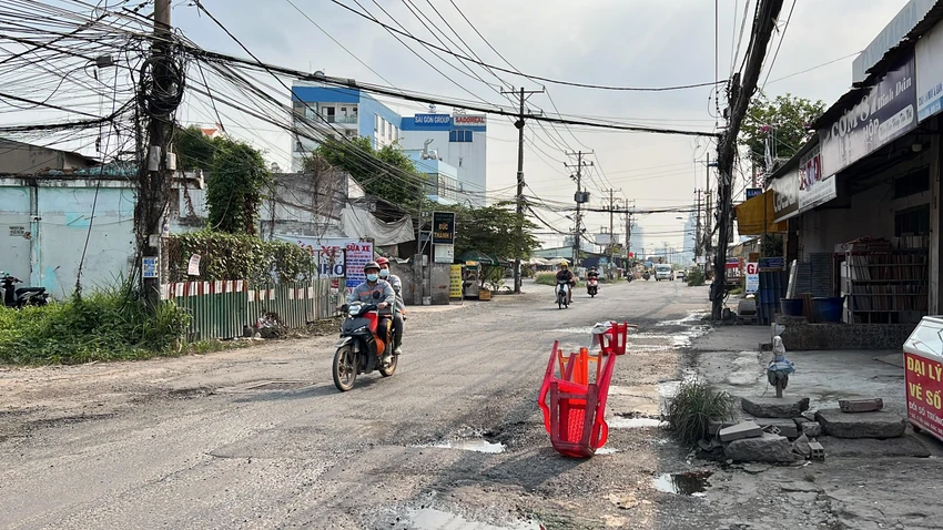 Để đảm bảo an toàn, người dân đã kê ghế để người điều khiển phương tiện né các ổ gà. Ảnh: ĐT.