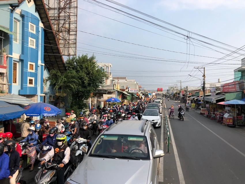Các phương tiện xếp hàng dài. Ảnh: ĐT. Các phương tiện xếp hàng dài. Ảnh: ĐT.