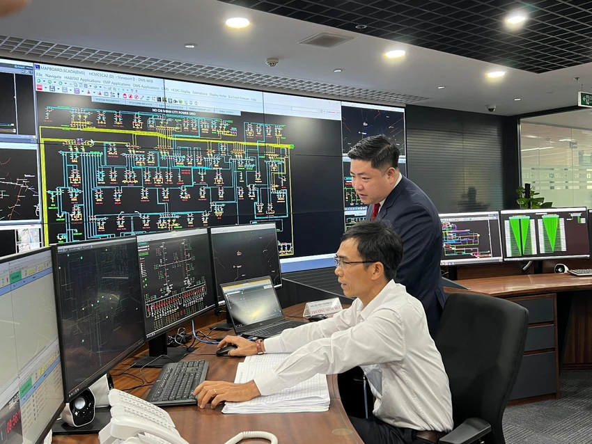 Ông Luân Quốc Hưng, Phó Tổng Giám đốc Tổng công ty Điện lực TP.HCM làm việc tại Trung tâm Điều khiển 2. Ảnh: ĐT. Ông Luân Quốc Hưng, Phó Tổng Giám đốc Tổng công ty Điện lực TP.HCM làm việc tại Trung tâm Điều khiển 2. Ảnh: ĐT.