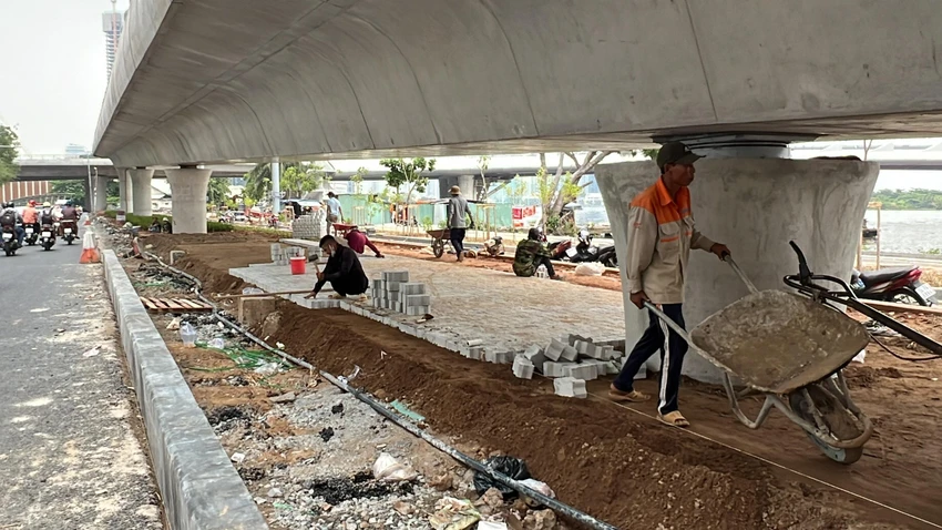 Các công nhân đang tích cực thi công. Ảnh: ĐT.