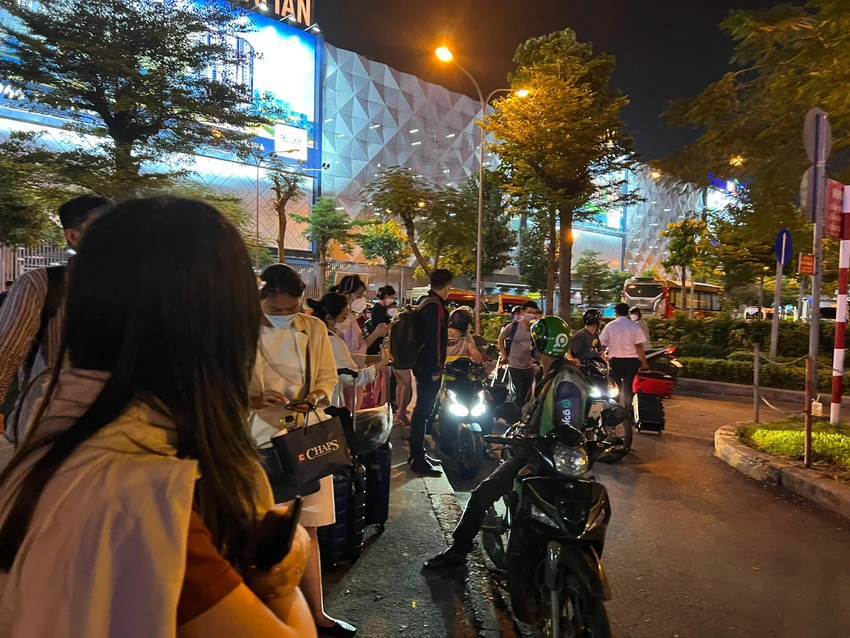Tài xế xe công nghệ tắt app, thoả sức làm giá với khách hàng. Ảnh: ĐT. Tài xế xe công nghệ tắt app, thoả sức làm giá với khách hàng. Ảnh: ĐT.