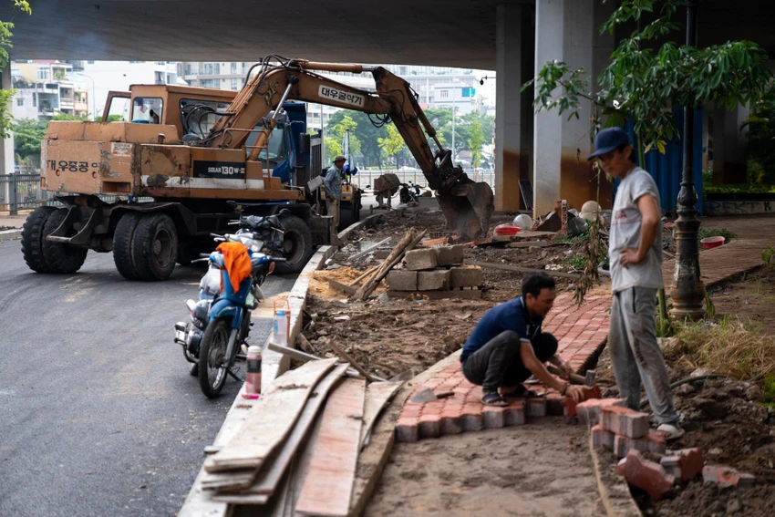 Các công nhân đang hoàn tất các hạng mục cuối cùng. Ảnh: ĐT. Các công nhân đang hoàn tất các hạng mục cuối cùng. Ảnh: ĐT.