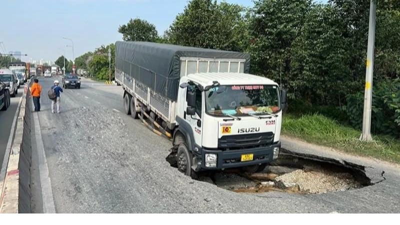 Xe tải bất ngờ sụp hố 'tử thần' trên đường Võ Chí Công, TP Thủ Đức ảnh 1 Xe tải bất ngờ sụp hố 'tử thần' trên đường Võ Chí Công, TP Thủ Đức ảnh 1