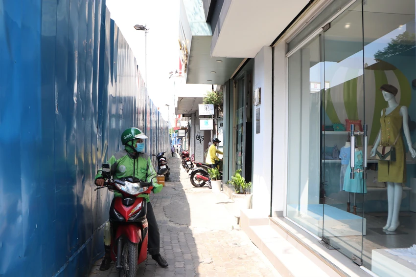 Dự án này đã rào chắn, án ngữ trên đường Lê Lợi, quận 1 được 7 năm. Ảnh: HT. Dự án này đã rào chắn, án ngữ trên đường Lê Lợi, quận 1 được 7 năm. Ảnh: HT.