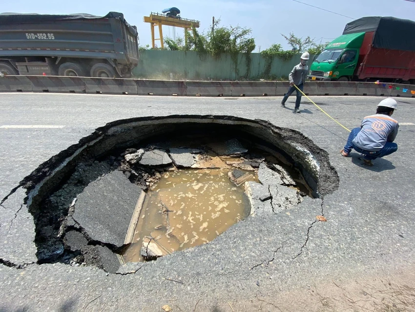 Hố có đường kính rộng khoảng 3m. Ảnh:ĐT. Hố có đường kính rộng khoảng 3m. Ảnh:ĐT.