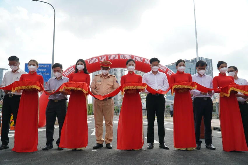 Đoàn đại biểu cắt băng khánh thành. Ảnh: BẢO PHƯƠNG.