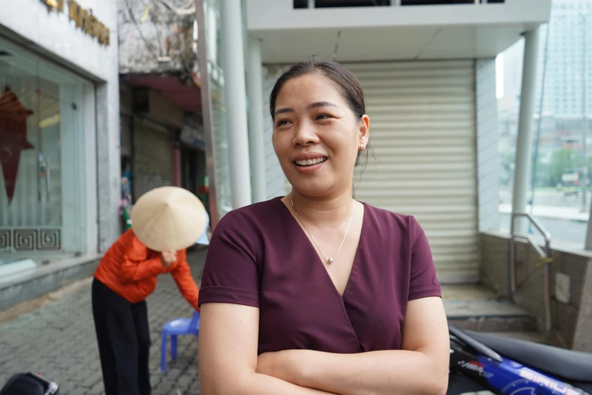 Chị Trần Thị Thuý Oanh vui mừng khi sắp nhận được mặt bằng. Ảnh: BẢO PHƯƠNG. Chị Trần Thị Thuý Oanh vui mừng khi sắp nhận được mặt bằng. Ảnh: BẢO PHƯƠNG.