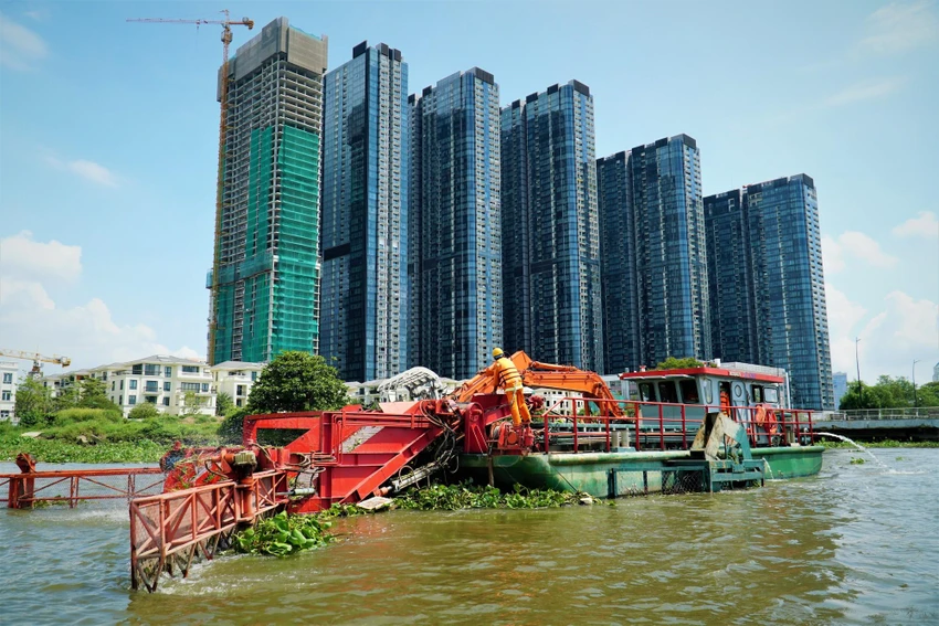 Chất thải rắn nằm sâu trong các chân cầu tàu, cảng bến nên khó đưa phương tiện vào thu gom. Ảnh: BẢO PHƯƠNG. Chất thải rắn nằm sâu trong các chân cầu tàu, cảng bến nên khó đưa phương tiện vào thu gom. Ảnh: BẢO PHƯƠNG.