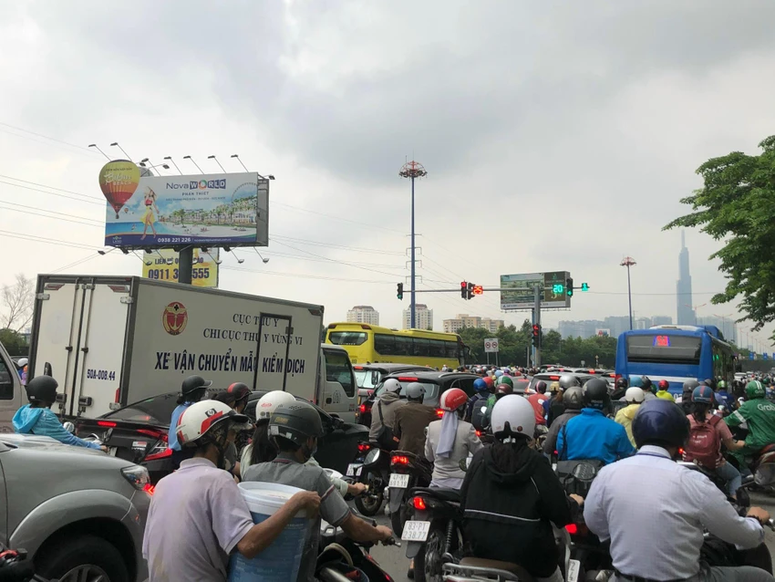 Trên Xa lộ Hà Nội hướng từ TP Thủ Đức về quận 1 các phương tiện cũng không thể di chuyển. Ảnh: ĐÀO TRANG Trên Xa lộ Hà Nội hướng từ TP Thủ Đức về quận 1 các phương tiện cũng không thể di chuyển. Ảnh: ĐÀO TRANG