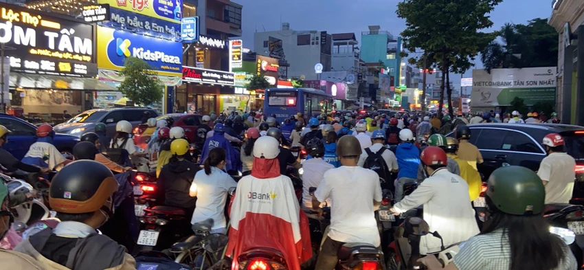 Đường Phan Văn Trị đông nghịt người. Ảnh: ĐÀO TRANG Đường Phan Văn Trị đông nghịt người. Ảnh: ĐÀO TRANG