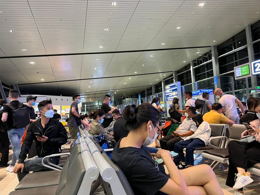 Hành khách đông đúc hơn thường nhật. Ảnh: ĐT Hành khách đông đúc hơn thường nhật. Ảnh: ĐT