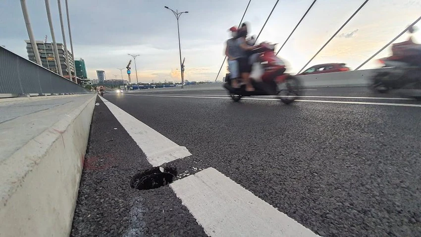 Dự kiến phải mất một tháng mới có nắp thay thế những nắp rác bị mất. Ảnh: ĐT. Dự kiến phải mất một tháng mới có nắp thay thế những nắp rác bị mất. Ảnh: ĐT.