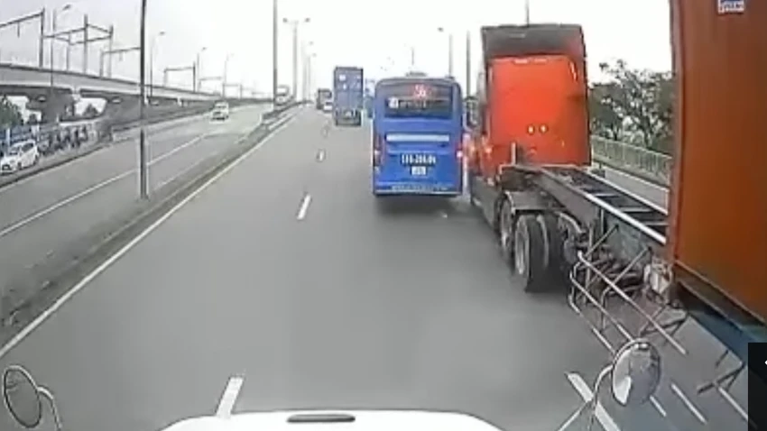 Xe buýt tạt đầu xe container. Ảnh: Chụp màn hình từ clip.
