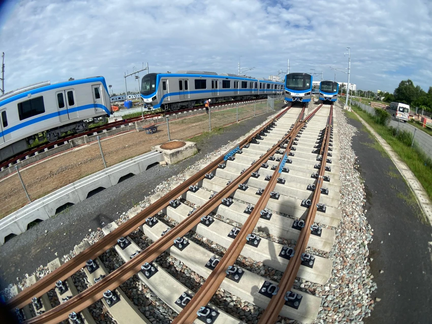 Các đoàn tàu metro đã được hạ đặt lên đường ray ở Depot Long Bình. Các đoàn tàu metro đã được hạ đặt lên đường ray ở Depot Long Bình.