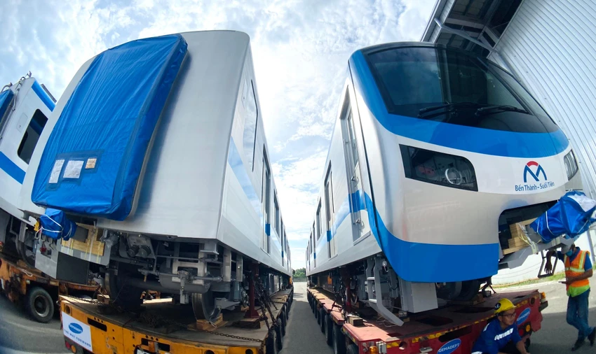 17 đoàn tàu đưa về đều là loại tàu có 3 toa dài 61,5 m, có sức chở 930 khách (147 khách ngồi, 783 khách đứng). Tàu có tốc độ tối đa 110 km/h khi đi trên cao và 80 km/h lúc chạy ngầm. 17 đoàn tàu đưa về đều là loại tàu có 3 toa dài 61,5 m, có sức chở 930 khách (147 khách ngồi, 783 khách đứng). Tàu có tốc độ tối đa 110 km/h khi đi trên cao và 80 km/h lúc chạy ngầm.