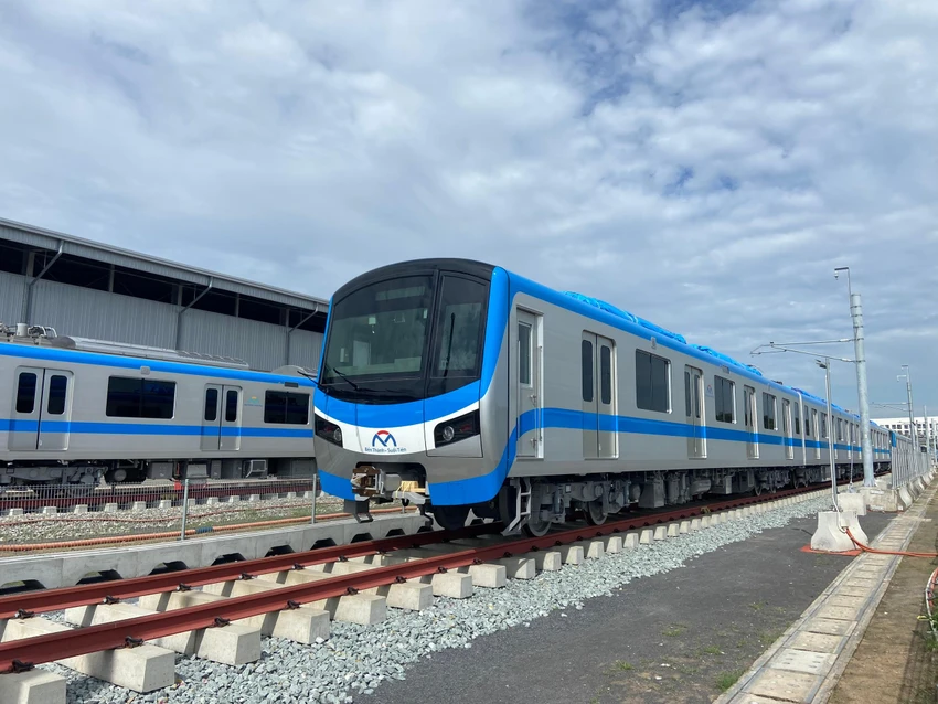 Những đoàn tàu cuối cùng đã được đưa về Depot. Những đoàn tàu cuối cùng đã được đưa về Depot.