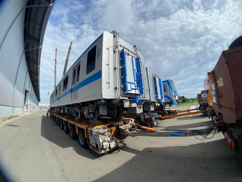 Tàu metro số 1 trước khi được hạ đặt xuống đường ray. Tàu metro số 1 trước khi được hạ đặt xuống đường ray.