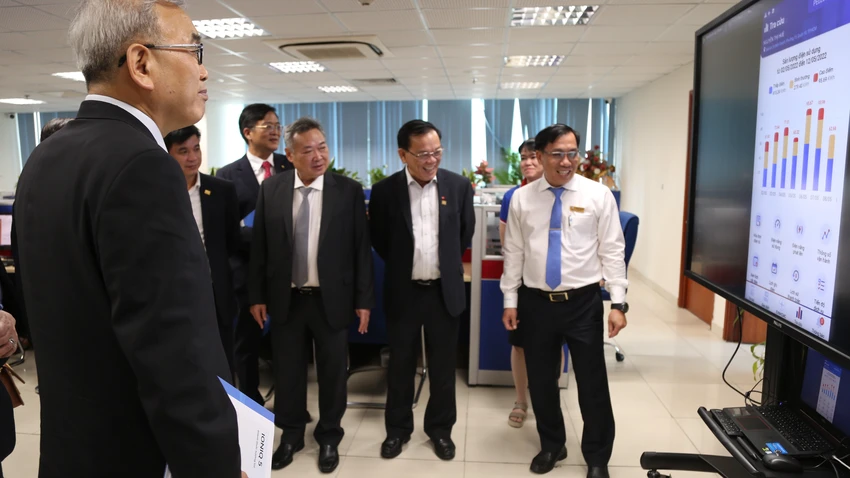 Giám đốc Trung tâm Chăm sóc khách hàng EVNHCMC Nguyễn Tấn Hưng giới thiệu Ứng dụng (App) EVNHCMC CSKH với các đại biểu UEH. Giám đốc Trung tâm Chăm sóc khách hàng EVNHCMC Nguyễn Tấn Hưng giới thiệu Ứng dụng (App) EVNHCMC CSKH với các đại biểu UEH.