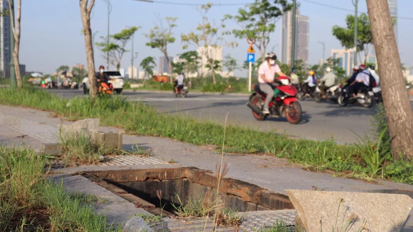 Nhiều hố ga trên đường Tố Hữu đã bị mất. Ảnh: ĐT. Nhiều hố ga trên đường Tố Hữu đã bị mất. Ảnh: ĐT.