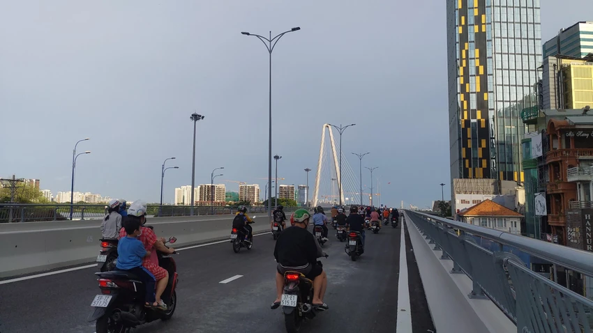 Cầu Thủ Thiêm 2 được thông xe đã giảm tải cho nhiều tuyến đường vốn kẹt xe, ùn ứ. Ảnh: ĐT.