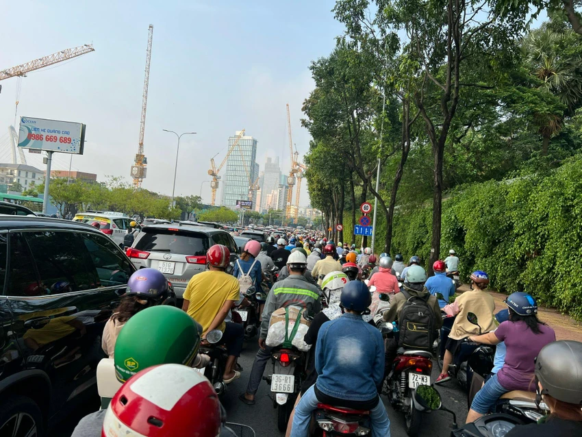 Tình trạng kẹt xe ở đường Nguyễn Hữu Cảnh trước khi cầu Thủ Thiêm 2 được thông xe. Ảnh: ĐT.