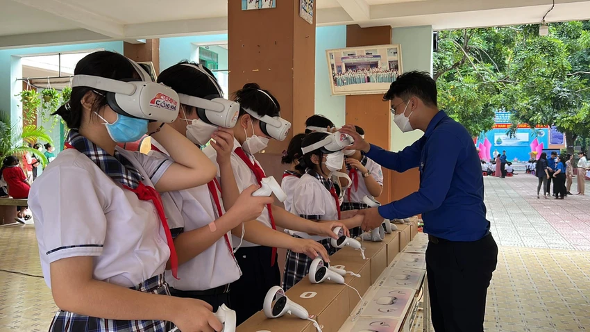 Học sinh trải nghiệm không gian triển lãm trực tuyến bằng công nghệ 3D. Ảnh: ĐT. Học sinh trải nghiệm không gian triển lãm trực tuyến bằng công nghệ 3D. Ảnh: ĐT.