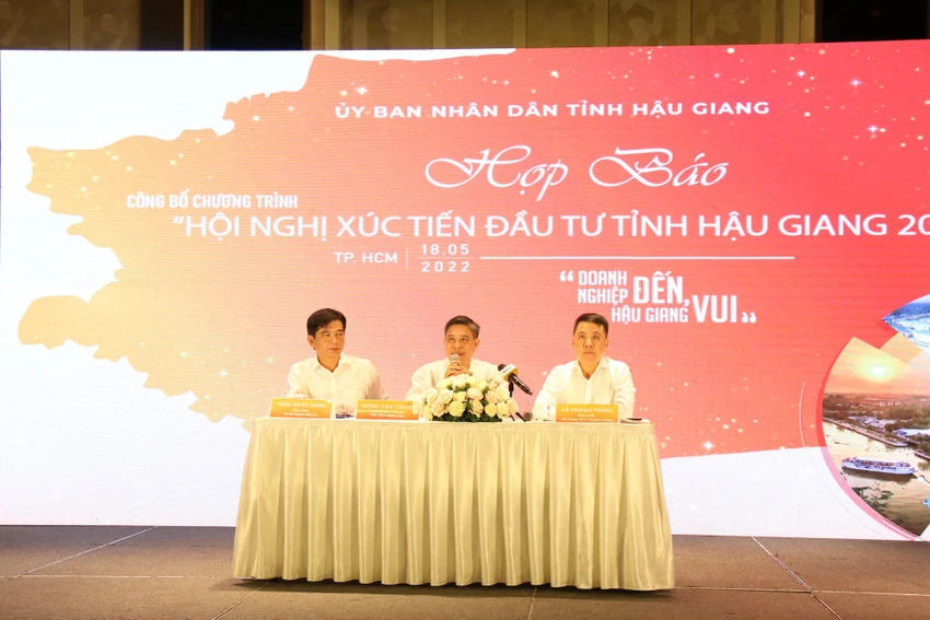 Lãnh đạo UBND tỉnh Hậu Giang trả lời các vấn đề liên quan đến xúc tiến đầu tư vào tỉnh Hậu Giang. Ảnh: ĐT.
