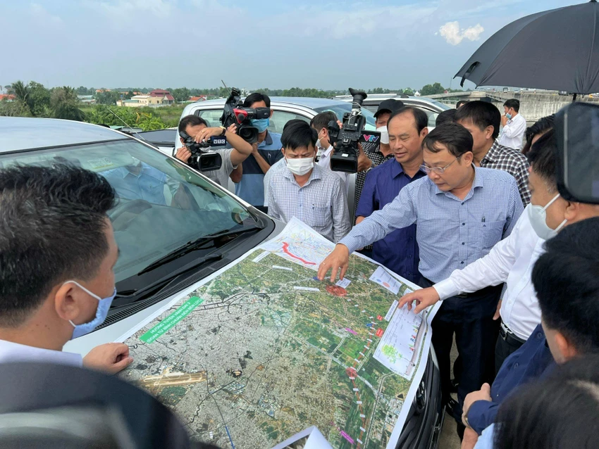 Các lãnh đạo địa phương xem thực địa toàn dự án. Các lãnh đạo địa phương xem thực địa toàn dự án.
