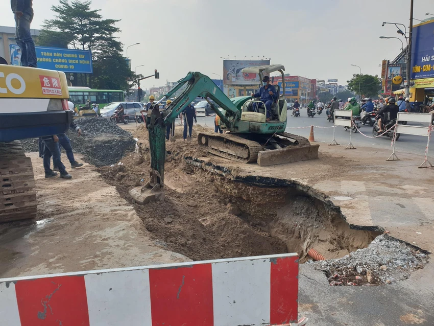 Hố sụp lún có chiều dài hơn 10 m. Ảnh: CTV. Hố sụp lún có chiều dài hơn 10 m. Ảnh: CTV.