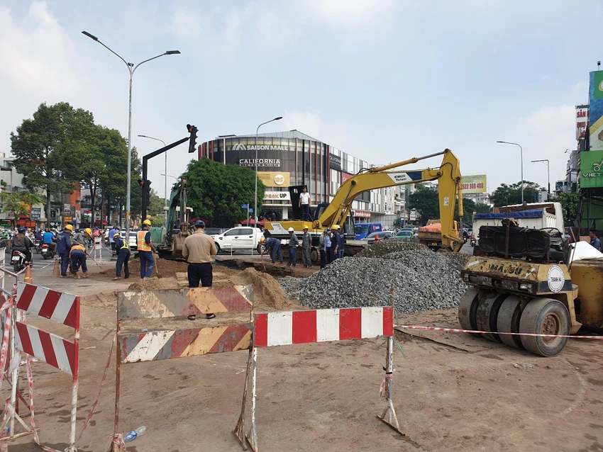 Hiện lực lượng chức năng đang khoanh vùng để khắc phục. Ảnh: CTV. Hiện lực lượng chức năng đang khoanh vùng để khắc phục. Ảnh: CTV.