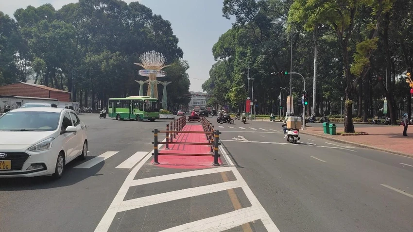 Vạch phản quang cũng được làm ở khu vực Nhà thờ Đức Bà. Ảnh: CTV. Vạch phản quang cũng được làm ở khu vực Nhà thờ Đức Bà. Ảnh: CTV.