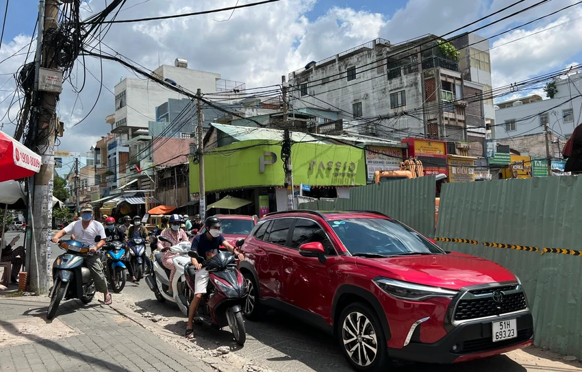 Cấm ô tô lưu thông khu vực chợ Thủ Đức song vẫn có nhiều phương tiện di chuyển qua khu vực này. Ảnh: ĐT. Cấm ô tô lưu thông khu vực chợ Thủ Đức song vẫn có nhiều phương tiện di chuyển qua khu vực này. Ảnh: ĐT.