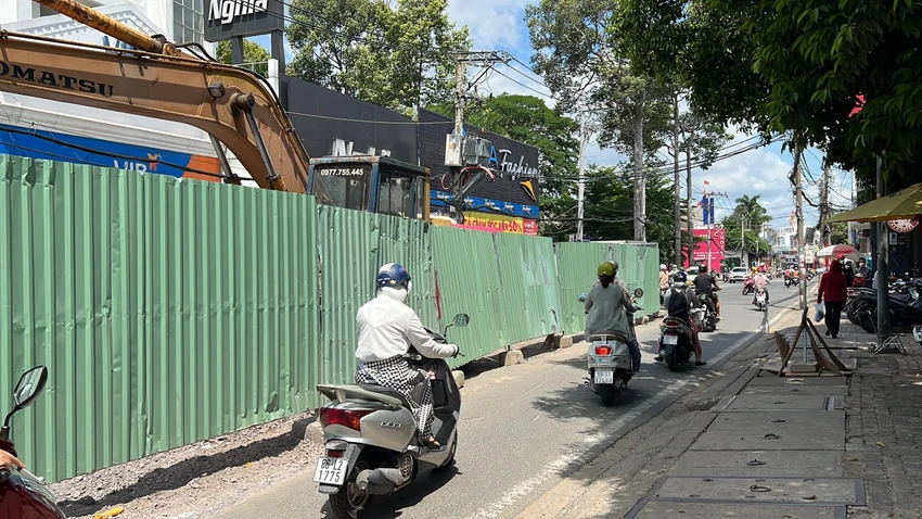Đoạn rào chắn trên đường Võ Văn Ngân. Ảnh: ĐT. Đoạn rào chắn trên đường Võ Văn Ngân. Ảnh: ĐT.