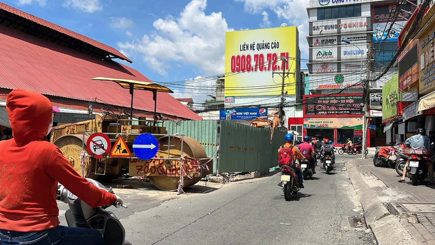 Người dân vất vả đi qua các đoạn rào chắn, đặc biệt là giờ cao điểm. Ảnh: ĐT. Người dân vất vả đi qua các đoạn rào chắn, đặc biệt là giờ cao điểm. Ảnh: ĐT.