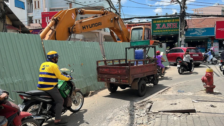 Ô tô, xe ba gác di chuyển qua đoạn đường thi công đã chiếm gần hết diện tích đường còn lại. Ảnh: ĐT. Ô tô, xe ba gác di chuyển qua đoạn đường thi công đã chiếm gần hết diện tích đường còn lại. Ảnh: ĐT.