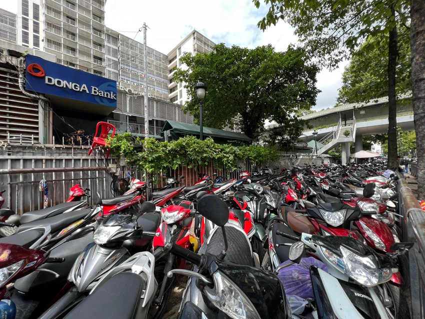 Bãi giữ xe quanh BV đều chật kín xe.