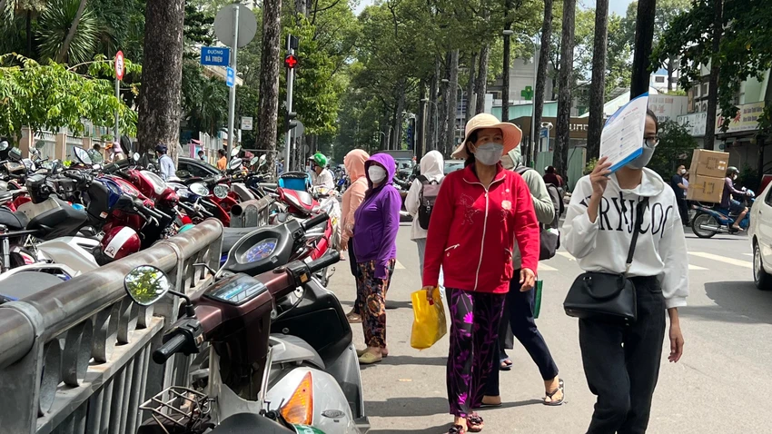 Bãi giữ xe trên đường Bà Triệu. Ảnh: ĐT.